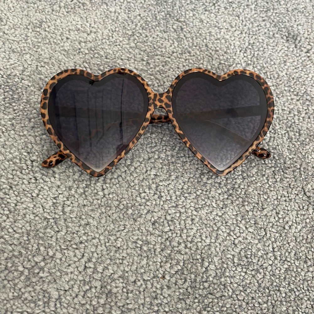 Oversized Leopard Heart Sunglasses
